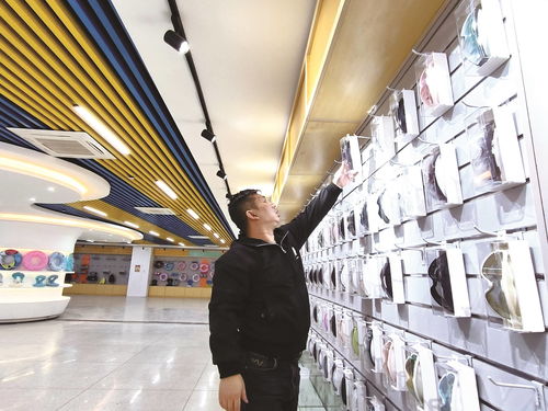 石獅體育防護(hù)用品零售市場(chǎng)迎來新機(jī)遇 融媒體記者實(shí)地探訪